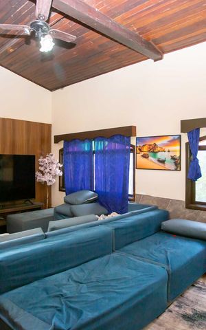 Casa à venda com 251m², 3 quartos e 2 vagasSala de TV
