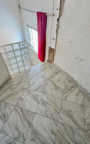 Casa à venda com 50m², 3 quartos e sem vaga Casa à venda com 50m², 3 quartos e sem vagaHall
