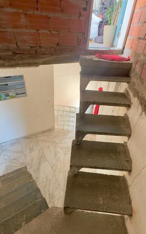 Casa à venda com 50m², 3 quartos e sem vaga Casa à venda com 50m², 3 quartos e sem vagaEscada