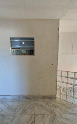 Casa à venda com 50m², 3 quartos e sem vaga Casa à venda com 50m², 3 quartos e sem vagaHall