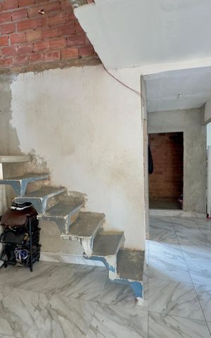 Casa à venda com 50m², 3 quartos e sem vaga Casa à venda com 50m², 3 quartos e sem vagaHall