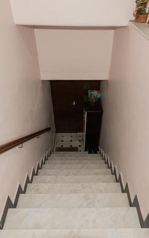 Casa à venda com 84m², 2 quartos e 1 vaga Casa à venda com 84m², 2 quartos e 1 vagaEscadas de entrada