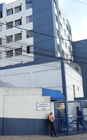 Apartamento para alugar com 50m², 3 quartos e 1 vagaFachada - PLaca GRANDE instaLada na fachada do condomínio, dia 30.09.2026 - Código da placa: EWTB-930