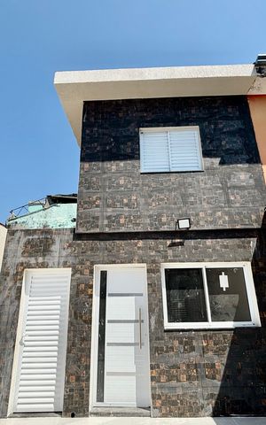 Casa à venda com 75m², 2 quartos e 2 vagasFachada