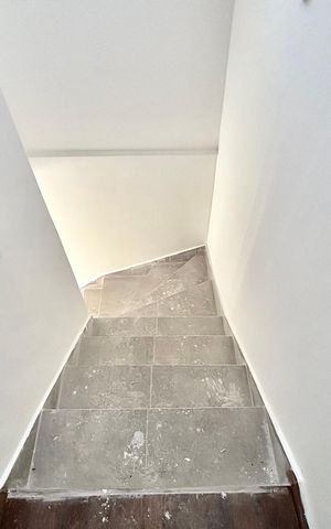 Casa à venda com 75m², 2 quartos e 2 vagasEscada