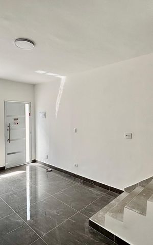 Casa à venda com 75m², 2 quartos e 2 vagasSala