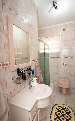 Casa à venda com 225m², 3 quartos e 3 vagas Casa à venda com 225m², 3 quartos e 3 vagasBanheiro Corredor