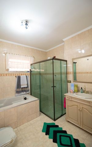 Casa à venda com 225m², 3 quartos e 3 vagas Casa à venda com 225m², 3 quartos e 3 vagasBanheiro da Suíte