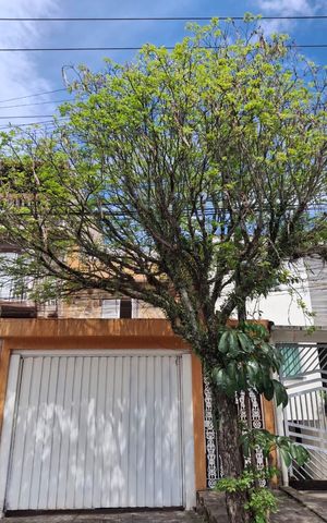 Casa à venda com 225m², 3 quartos e 3 vagas Casa à venda com 225m², 3 quartos e 3 vagasFachada