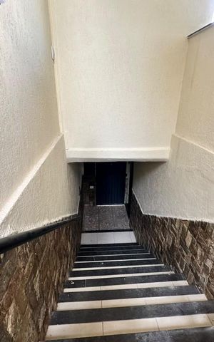Casa para alugar com 360m², 3 quartos e 2 vagas Casa para alugar com 360m², 3 quartos e 2 vagasEscada