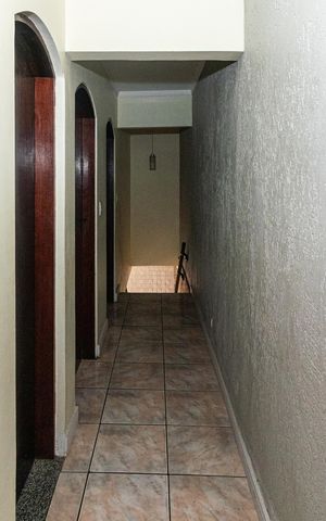 Casa à venda com 300m², 5 quartos e 4 vagas Casa à venda com 300m², 5 quartos e 4 vagasCorredor