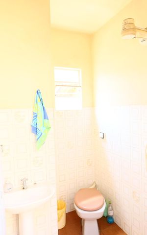 Casa à venda com 250m², 4 quartos e 4 vagasBanheiro de serviço