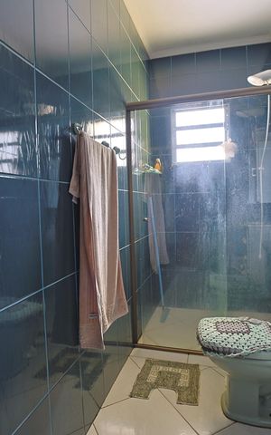 Casa à venda com 160m², 3 quartos e 2 vagasBanheiro do Quarto 1
