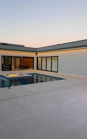 Casa de condomínio à venda com 500m², 3 quartos e 8 vagas Casa de condomínio à venda com 500m², 3 quartos e 8 vagasÁrea externa