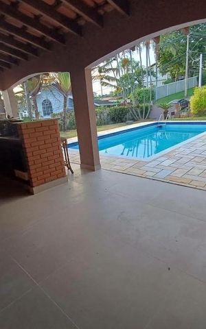 Casa para alugar com 389m², 5 quartos e 4 vagas Casa para alugar com 389m², 5 quartos e 4 vagasÁrea externa
