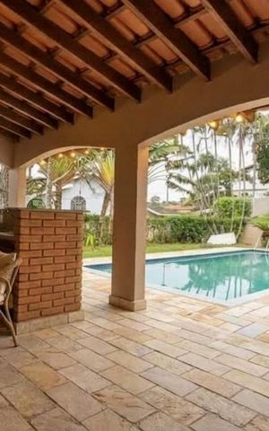 Casa para alugar com 389m², 5 quartos e 4 vagas Casa para alugar com 389m², 5 quartos e 4 vagasÁrea externa