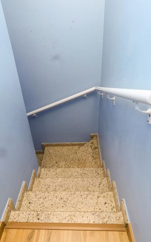 Casa de condomínio à venda com 137m², 3 quartos e 2 vagas Casa de condomínio à venda com 137m², 3 quartos e 2 vagasEscada