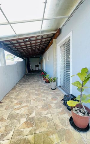 Casa para alugar com 147m², 2 quartos e 2 vagas Casa para alugar com 147m², 2 quartos e 2 vagasCorredor lateral