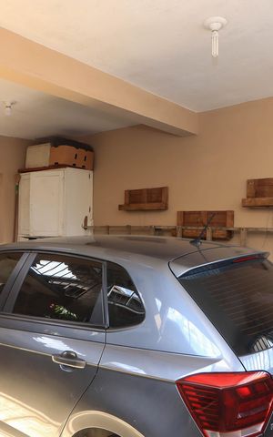 Casa à venda com 250m², 5 quartos e 2 vagas Casa à venda com 250m², 5 quartos e 2 vagasÁrea externa