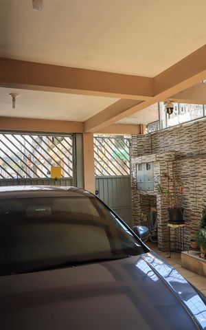 Casa à venda com 250m², 5 quartos e 2 vagas Casa à venda com 250m², 5 quartos e 2 vagasÁrea externa