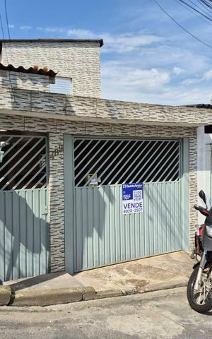 Casa à venda com 250m², 5 quartos e 2 vagas Casa à venda com 250m², 5 quartos e 2 vagasFachada