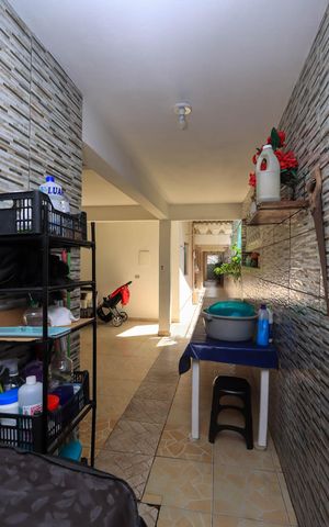 Casa à venda com 250m², 5 quartos e 2 vagas Casa à venda com 250m², 5 quartos e 2 vagasÁrea externa