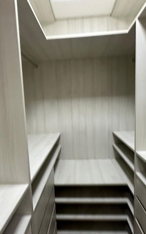 Apartamento à venda com 56m², 2 quartos e 1 vaga Apartamento à venda com 56m², 2 quartos e 1 vagaCloset da suíte
