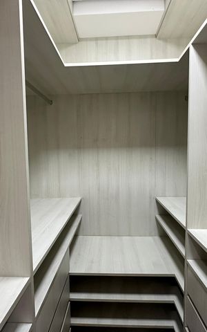 Apartamento à venda com 56m², 2 quartos e 1 vaga Apartamento à venda com 56m², 2 quartos e 1 vagaCloset da suíte