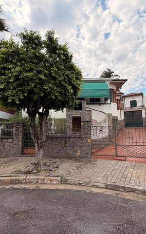 Casa à venda com 310m², 3 quartos e 2 vagasFachada