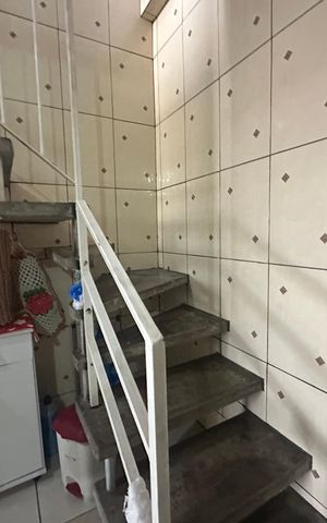 Casa à venda com 250m², 3 quartos e 1 vaga Casa à venda com 250m², 3 quartos e 1 vagaEscada
