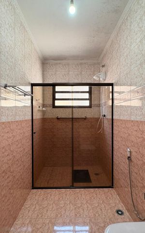 Casa à venda com 433m², 3 quartos e 6 vagas Casa à venda com 433m², 3 quartos e 6 vagasBanheiro da suíte 1
