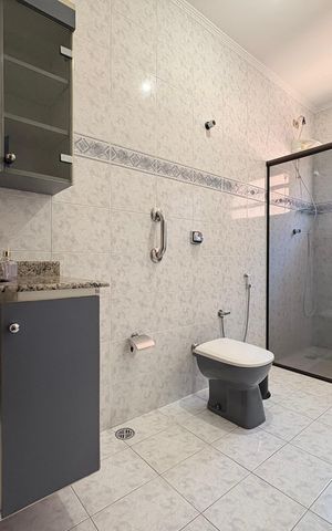 Casa à venda com 433m², 3 quartos e 6 vagas Casa à venda com 433m², 3 quartos e 6 vagasBanheiro da suíte 2