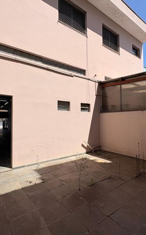 Casa à venda com 433m², 3 quartos e 6 vagas Casa à venda com 433m², 3 quartos e 6 vagasQuintal salão