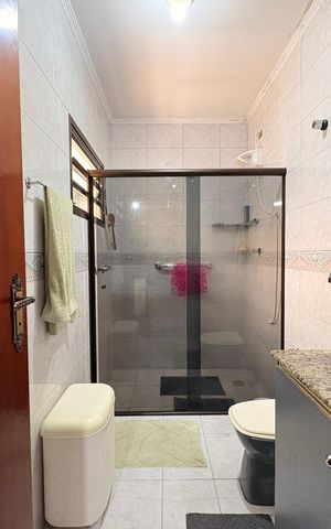 Casa à venda com 433m², 3 quartos e 6 vagas Casa à venda com 433m², 3 quartos e 6 vagasBanheiro da suíte 3