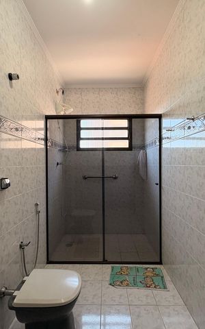 Casa à venda com 433m², 3 quartos e 6 vagas Casa à venda com 433m², 3 quartos e 6 vagasBanheiro da suíte 2