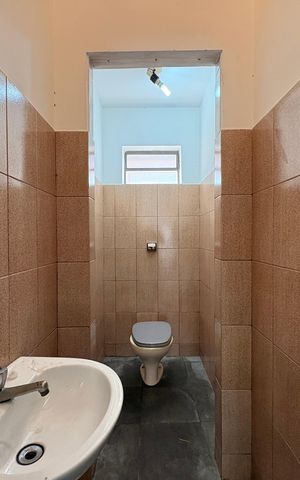 Casa à venda com 433m², 3 quartos e 6 vagas Casa à venda com 433m², 3 quartos e 6 vagasBanheiro salão 1