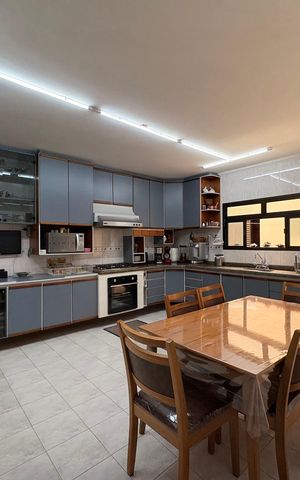 Casa à venda com 433m², 3 quartos e 6 vagas Casa à venda com 433m², 3 quartos e 6 vagasCozinha