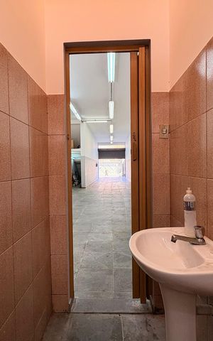 Casa à venda com 433m², 3 quartos e 6 vagas Casa à venda com 433m², 3 quartos e 6 vagasBanheiro salão 1