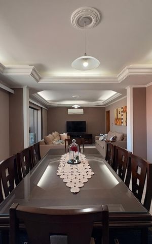 Casa à venda com 433m², 3 quartos e 6 vagas Casa à venda com 433m², 3 quartos e 6 vagasSala