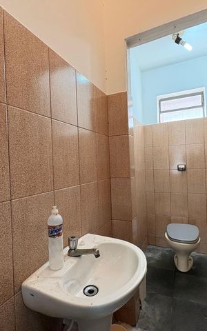 Casa à venda com 433m², 3 quartos e 6 vagas Casa à venda com 433m², 3 quartos e 6 vagasBanheiro salão 1