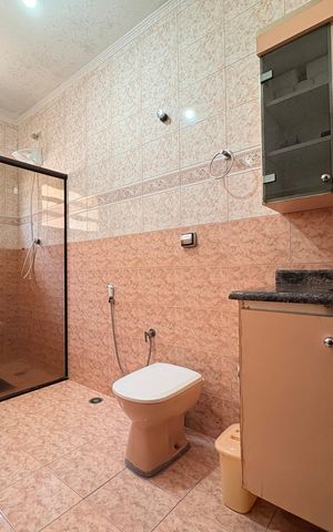 Casa à venda com 433m², 3 quartos e 6 vagas Casa à venda com 433m², 3 quartos e 6 vagasBanheiro da suíte 1