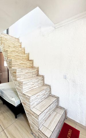 Casa à venda com 36m², 2 quartos e 1 vaga Casa à venda com 36m², 2 quartos e 1 vagaEscada