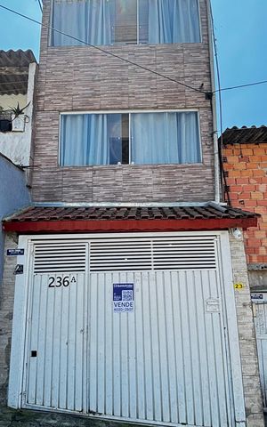 Casa à venda com 36m², 2 quartos e 1 vaga Casa à venda com 36m², 2 quartos e 1 vagaFachada