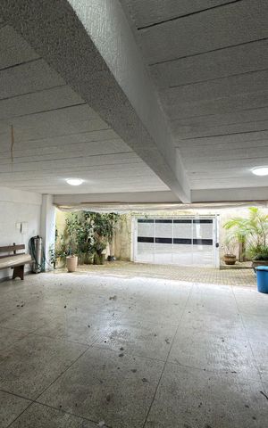 Casa à venda com 536m², 6 quartos e 5 vagas Casa à venda com 536m², 6 quartos e 5 vagasGaragem