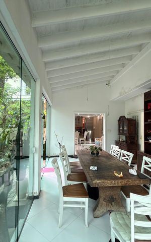 Casa à venda com 536m², 6 quartos e 5 vagas Casa à venda com 536m², 6 quartos e 5 vagasVaranda gourmet e Cozinha