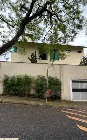Casa à venda com 536m², 6 quartos e 5 vagas Casa à venda com 536m², 6 quartos e 5 vagasFachada