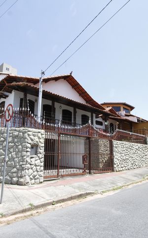 Casa à venda com 370m², 4 quartos e 3 vagasFachada