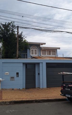 Casa à venda com 176m², 3 quartos e 3 vagas Casa à venda com 176m², 3 quartos e 3 vagasFachada