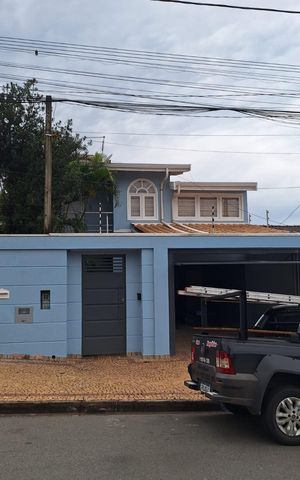 Casa à venda com 176m², 3 quartos e 3 vagas Casa à venda com 176m², 3 quartos e 3 vagasFachada