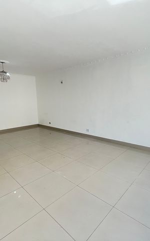 Casa para alugar com 200m², 2 quartos e 3 vagas Casa para alugar com 200m², 2 quartos e 3 vagasSala